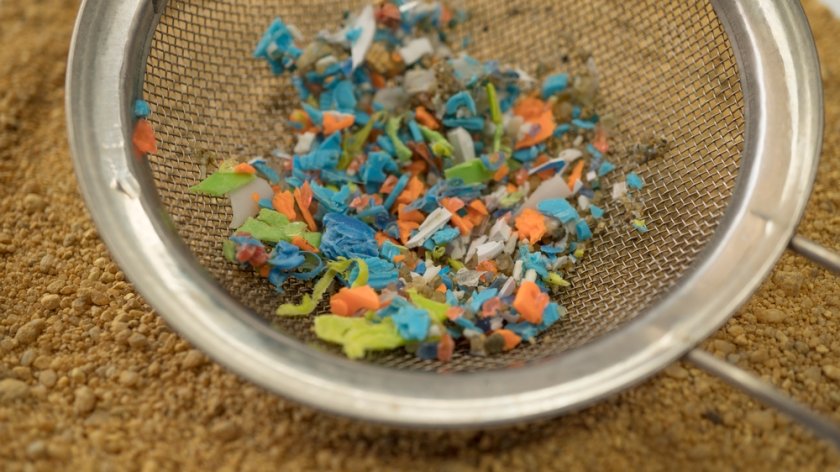 Microplastic in een zeef