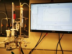 In de laboratoria van Bitter en Van Haveren staan vaten met twee staafjes erin, de zogenoemde elektroden (vergelijk de plus en min pool van een batterij). In het vat zetten de wetenschappers biogrondstoffen om in bruikbare materialen door er elektrische stroom door te laten lopen.